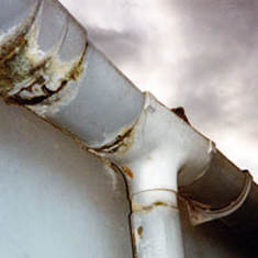 Example of a leaking plastic gutter